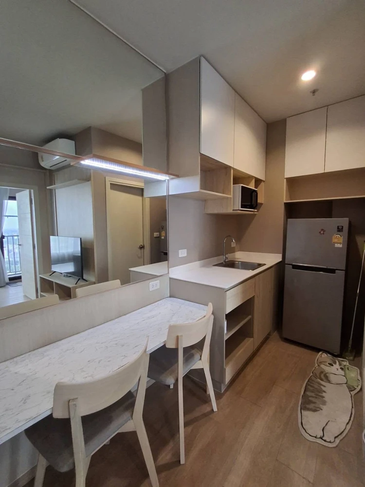 Condo for rent at Common TU. Beautiful built-in furniture, just like the show unit. Ready to move in. Wallpaper throughout the room. Move in quickly!