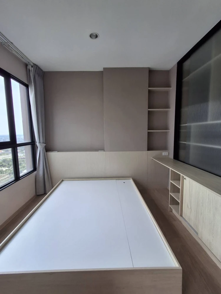 Condo for rent at Common TU. Beautiful built-in furniture, just like the show unit. Ready to move in. Wallpaper throughout the room. Move in quickly!