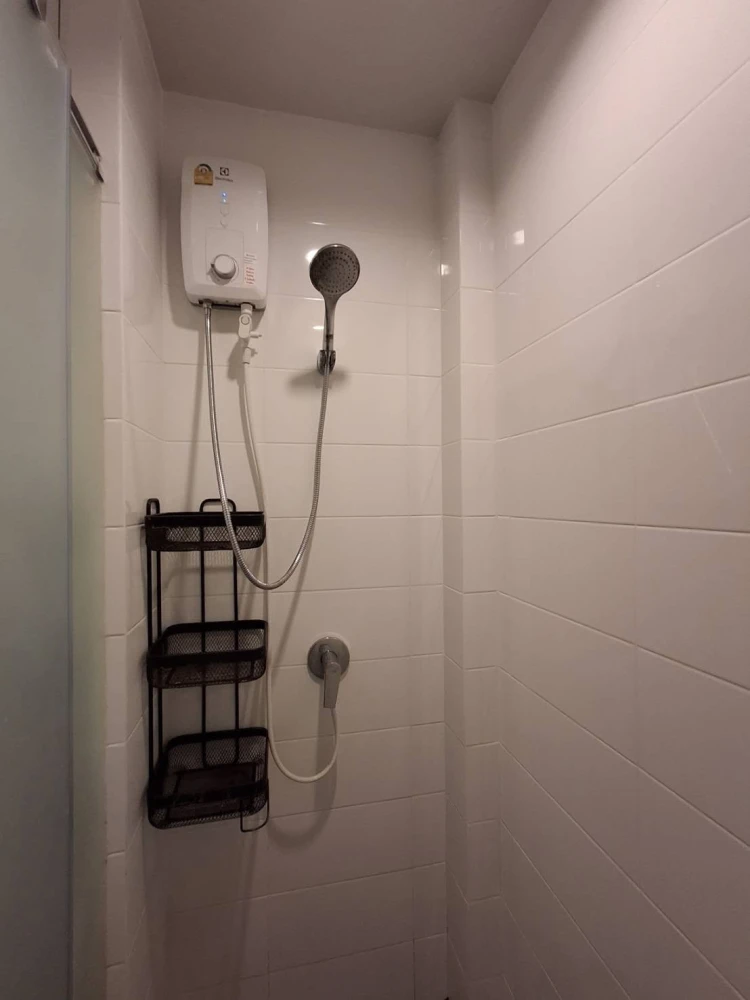 Condo for rent at Common TU. Beautiful built-in furniture, just like the show unit. Ready to move in. Wallpaper throughout the room. Move in quickly!