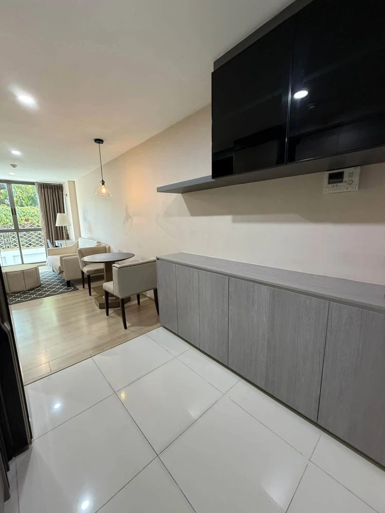 Condo for rent at D’ Memoria Phaholyothin 8. Spacious unit with a garden view and a peaceful atmosphere. Features a wide balcony with great airflow—bo