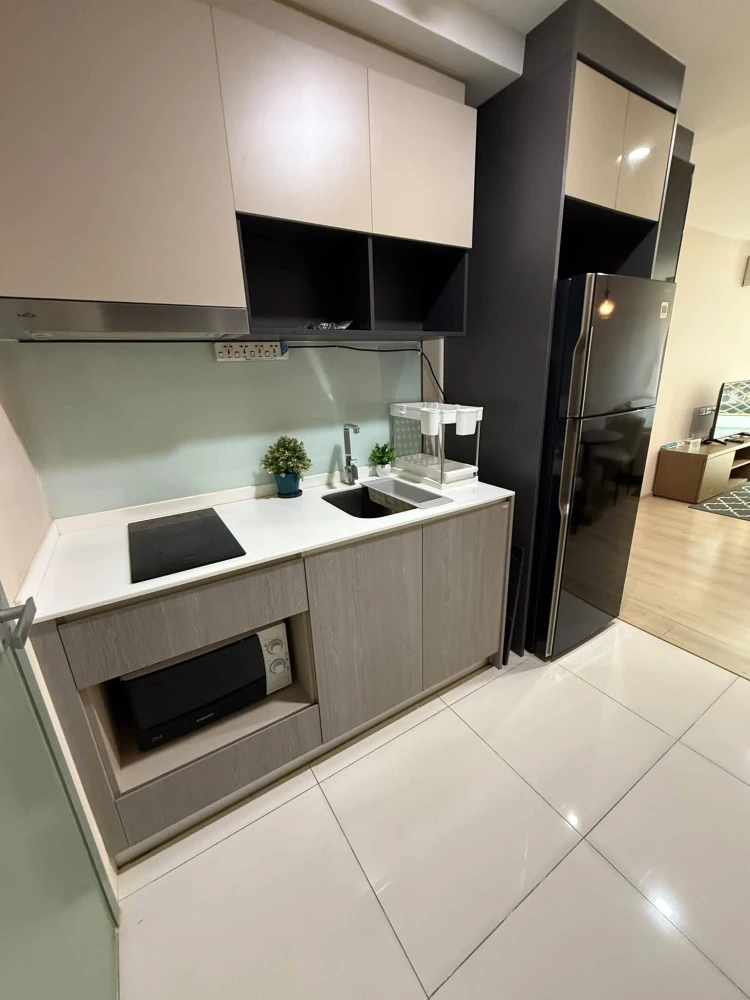 Condo for rent at D’ Memoria Phaholyothin 8. Spacious unit with a garden view and a peaceful atmosphere. Features a wide balcony with great airflow—bo