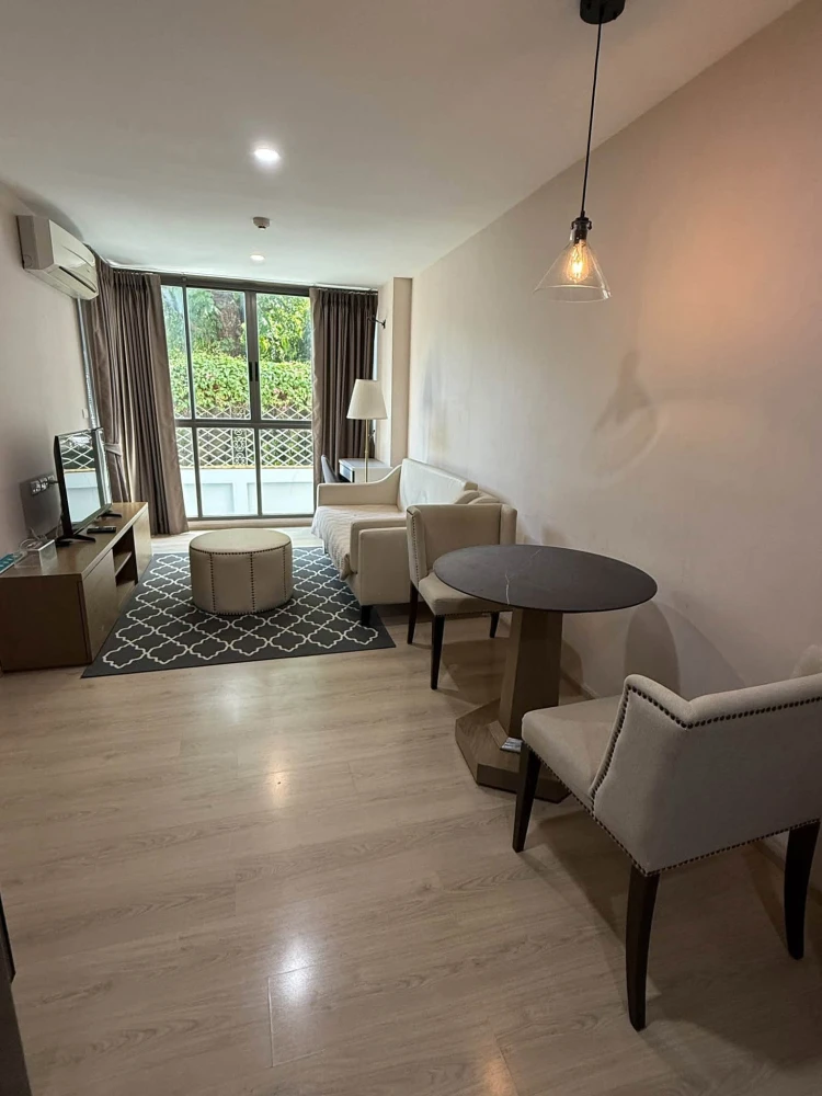 Condo for rent at D’ Memoria Phaholyothin 8. Spacious unit with a garden view and a peaceful atmosphere. Features a wide balcony with great airflow—bo