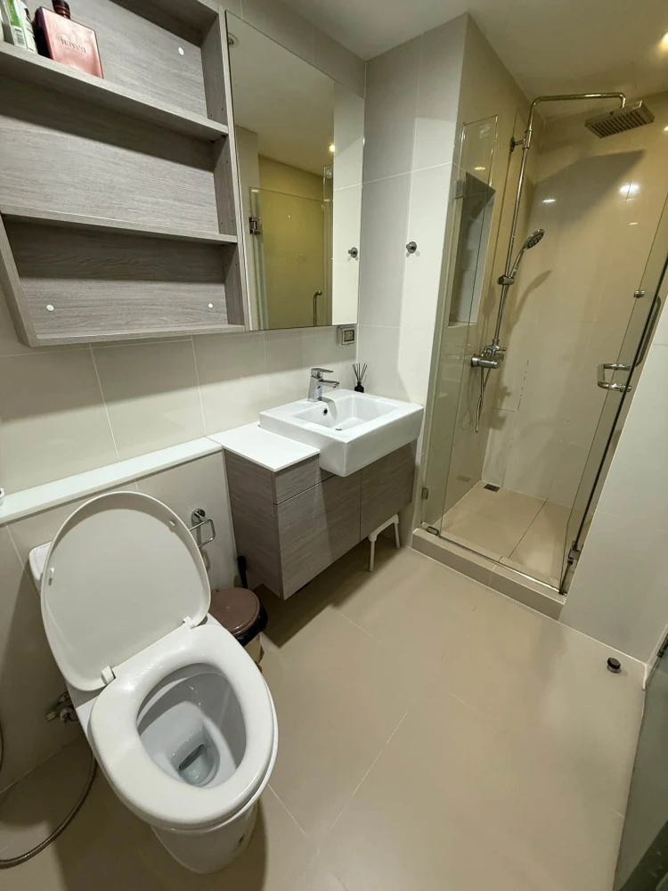 Condo for rent at D’ Memoria Phaholyothin 8. Spacious unit with a garden view and a peaceful atmosphere. Features a wide balcony with great airflow—bo
