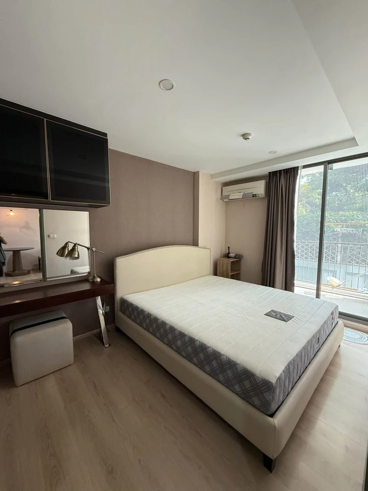 Condo for rent at D’ Memoria Phaholyothin 8. Spacious unit with a garden view and a peaceful atmosphere. Features a wide balcony with great airflow—bo