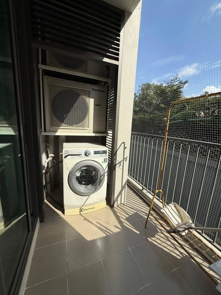 Condo for rent at D’ Memoria Phaholyothin 8. Spacious unit with a garden view and a peaceful atmosphere. Features a wide balcony with great airflow—bo