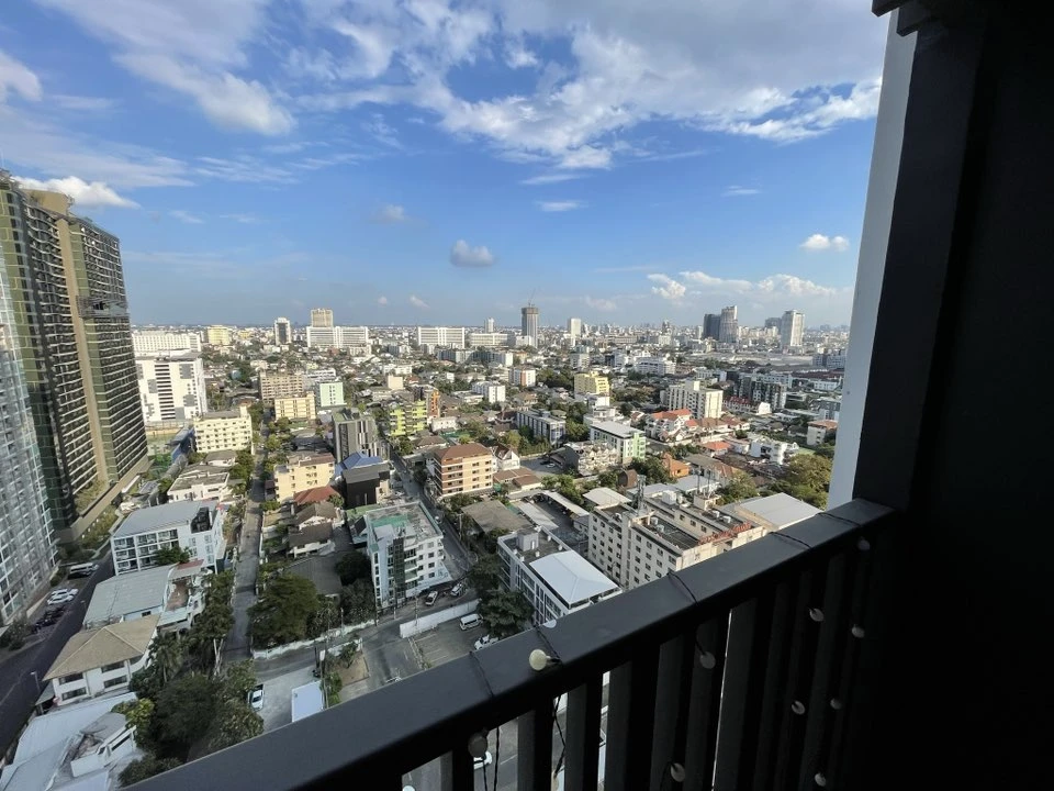 Condo for rent: Life Ladprao. Cozy room with ample living space. Fully equipped with all the amenities. Move in now!
