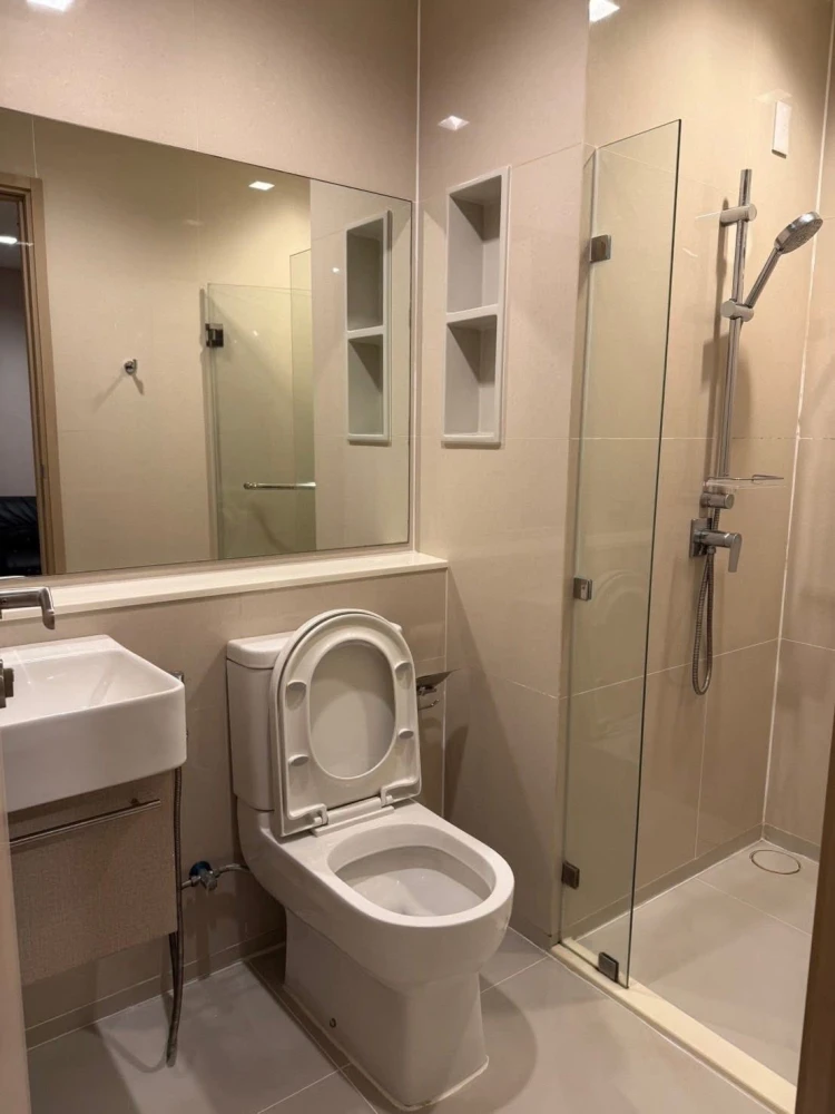 Condo for rent at Life Sathorn Sierra, ready to move in, 33rd floor. High floor with stunning views. Convenient and complete amenities. Book now befor