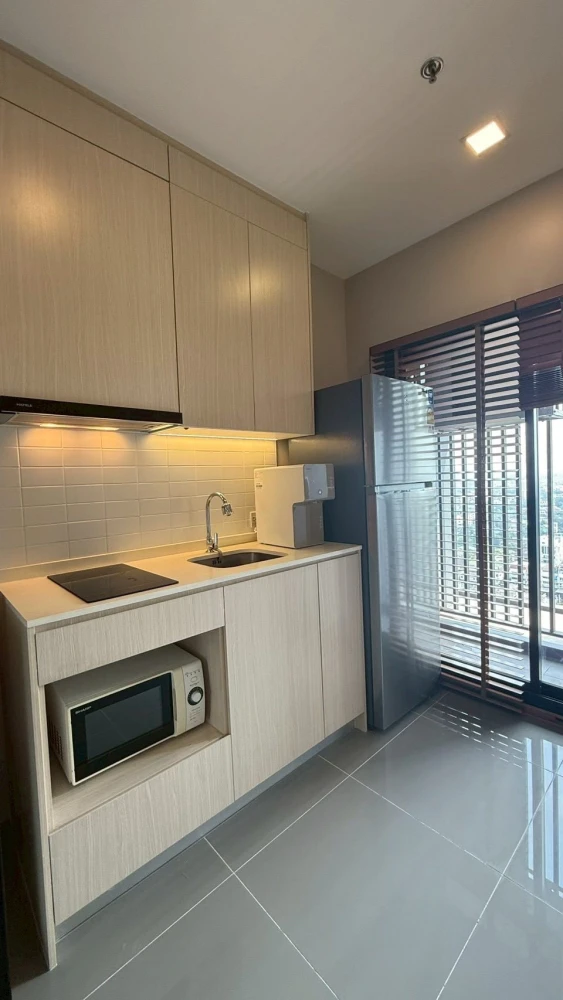 Condo for rent at Metris Rama 9-Ramkhamhaeng. Fully furnished and equipped with appliances. Just bring your suitcase and move in!