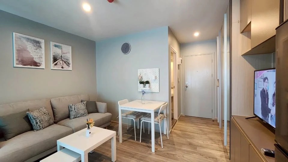 Condo for rent at Regent Home Bangna. The unit is partitioned into separate, clearly defined zones. Everything you need is here. Don't miss out!