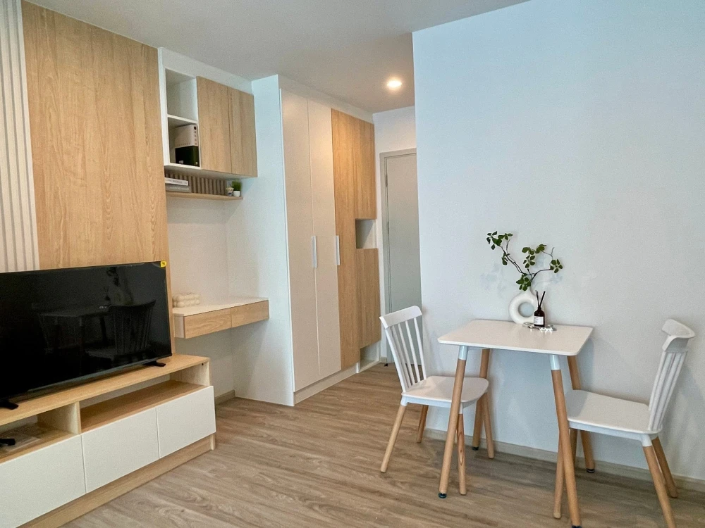 Condo for rent at Regent Home Bangna. Beautifully built-in unit, fully furnished and ready to move in. All appliances included. Just bring your suitca