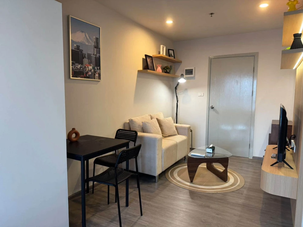 Condo for rent at Regent Home Wutthakat. Pleasant unit located on the 22nd floor with a great high-rise view. Fully equipped with amenities—book yours