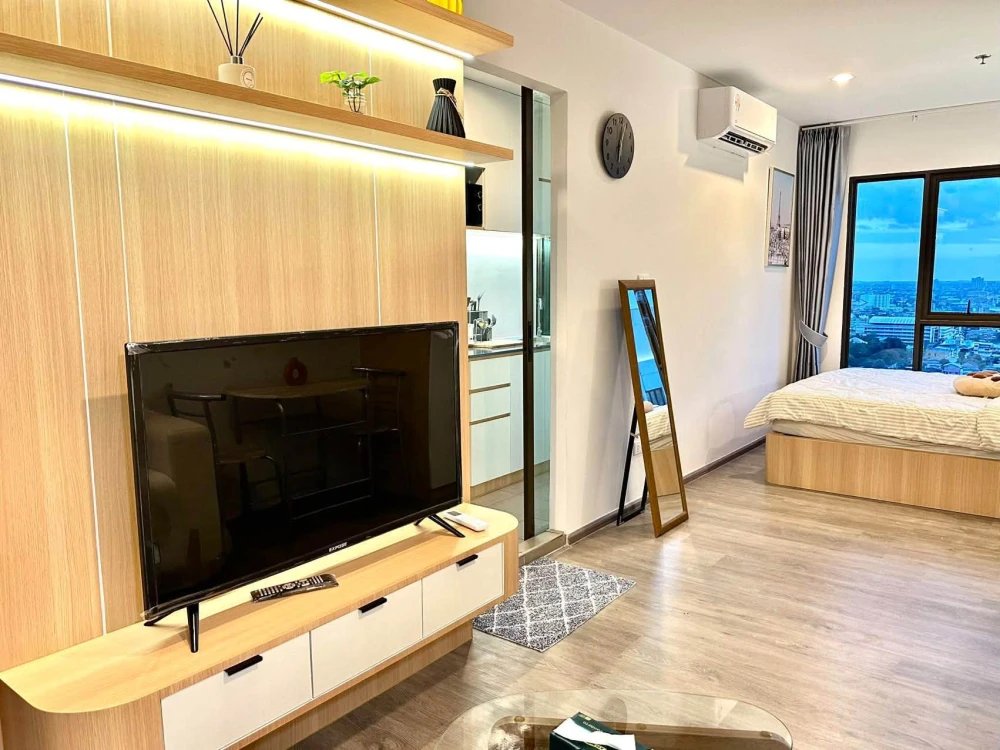 Condo for rent at Regent Home Wutthakat. Pleasant unit located on the 22nd floor with a great high-rise view. Fully equipped with amenities—book yours