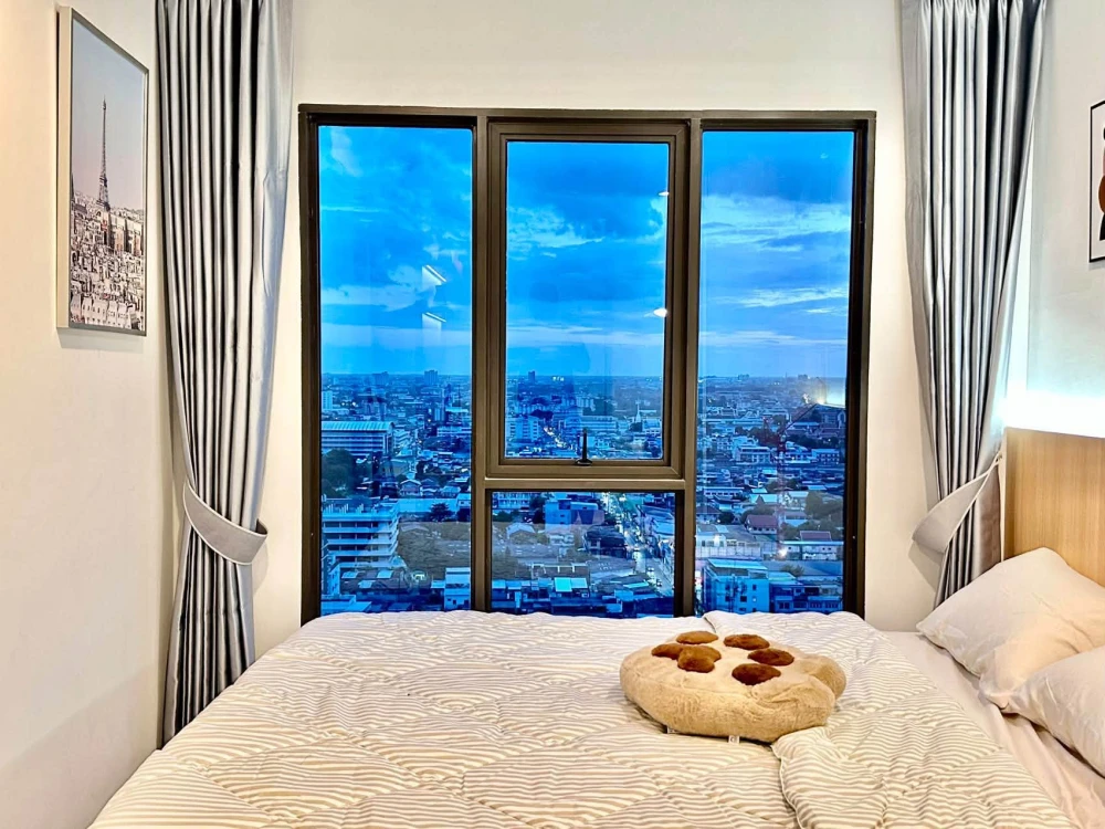 Condo for rent at Regent Home Wutthakat. Pleasant unit located on the 22nd floor with a great high-rise view. Fully equipped with amenities—book yours