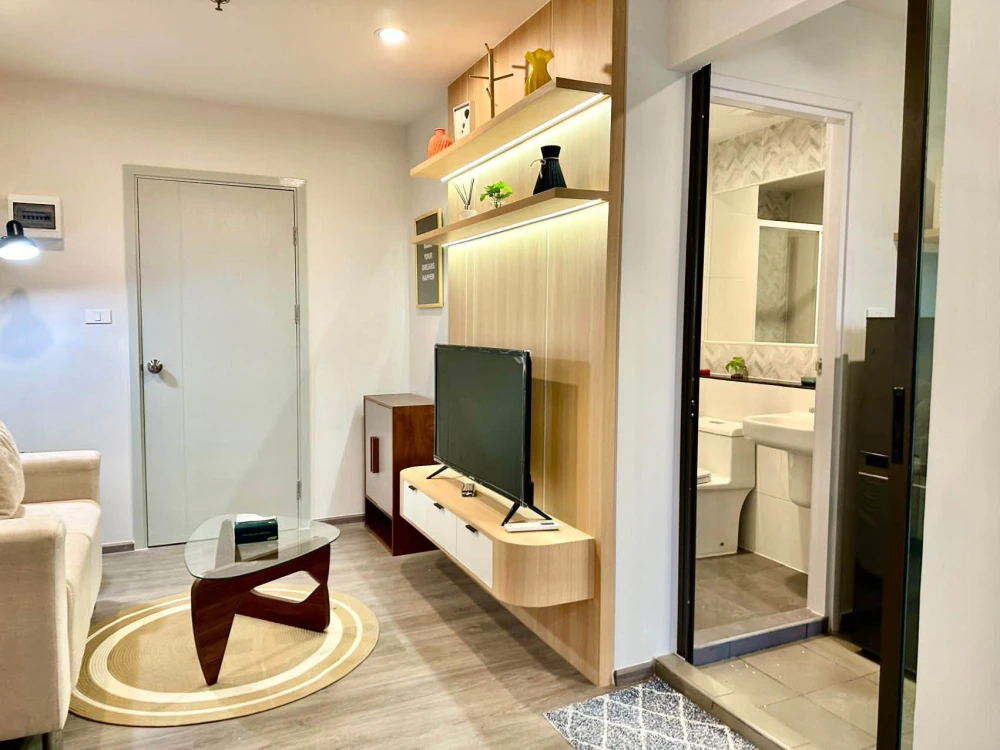 Condo for rent at Regent Home Wutthakat. Pleasant unit located on the 22nd floor with a great high-rise view. Fully equipped with amenities—book yours