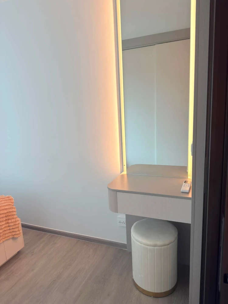 Condo for rent at Regent Home Wutthakat. Nicely decorated unit with separate partitions. Convenient and fully equipped. Book now!