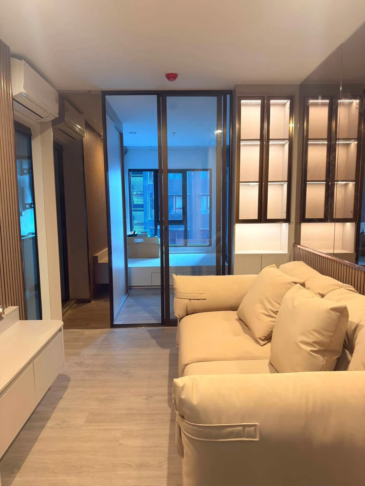 Condo for rent at Regent Home Wutthakat. Nicely decorated unit with separate partitions. Convenient and fully equipped. Book now!