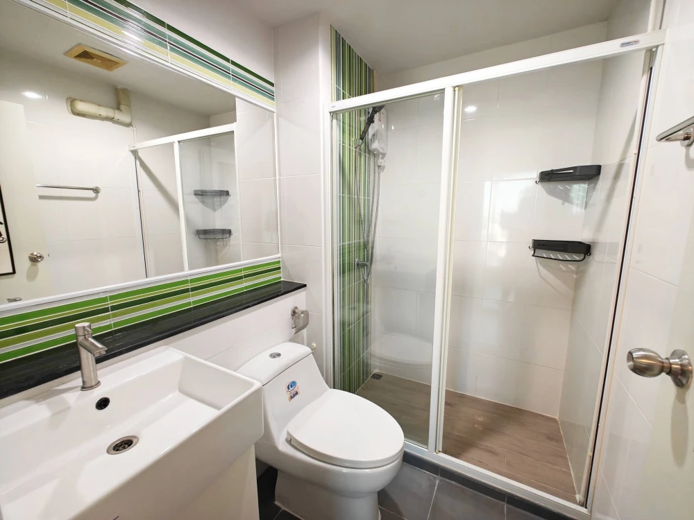 Condo for rent at Regent Orchid Sukhumvit 101. Fully furnished and ready to move in. High-quality wallpaper installed. Book now! Don't miss out!