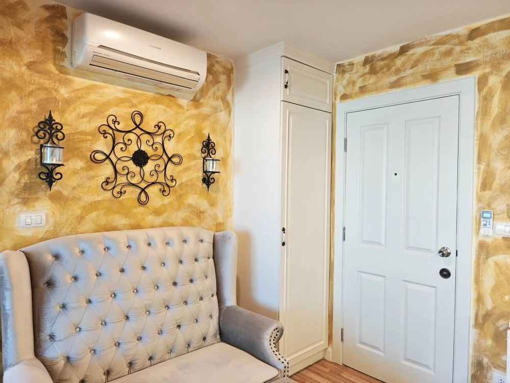 Condo for rent at Regent Orchid Sukhumvit 101. Fully furnished and ready to move in. High-quality wallpaper installed. Book now! Don't miss out!