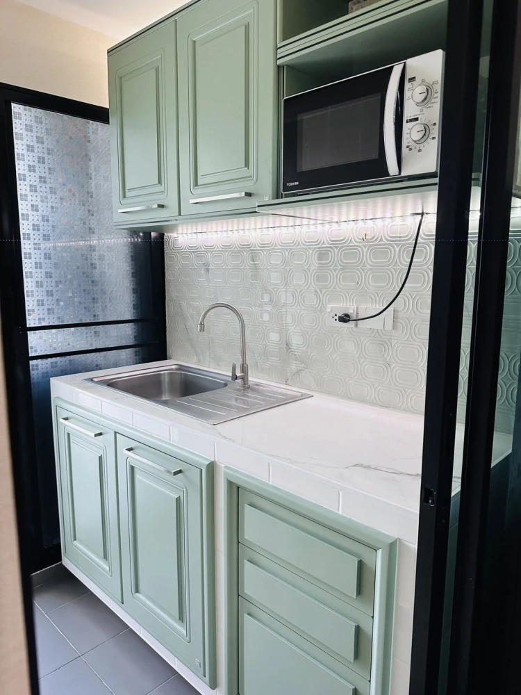 Condo for rent at RYE Huamak: Move-in ready unit, fully furnished and equipped with all appliances. Great price—book now, don't miss out!