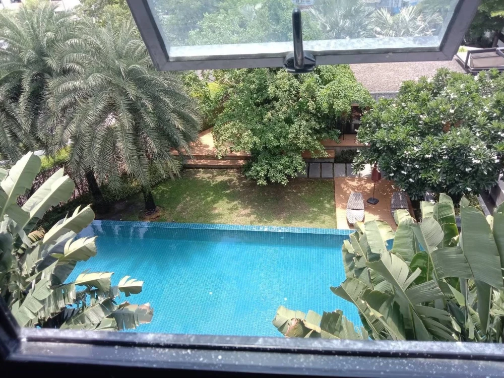 Condo for rent at RYE Huamak: Move-in ready unit, fully furnished and equipped with all appliances. Great price—book now, don't miss out!