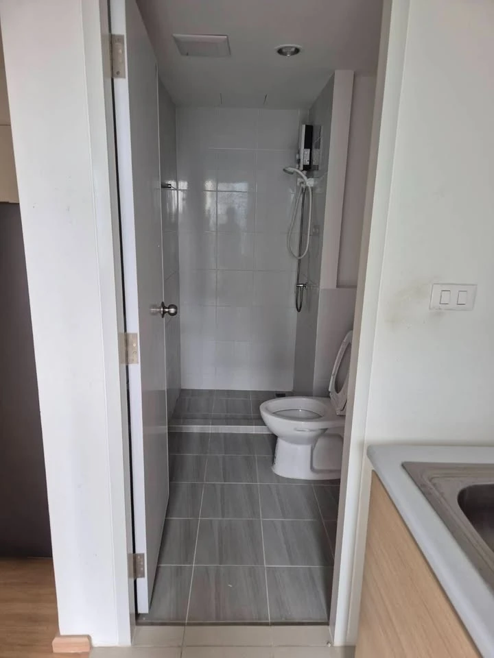 Condo for rent SENA KITH Chalongkrung Latkrabang, room size 38 sq m., beautiful built-in furniture, complete furniture, corner room, move in now.