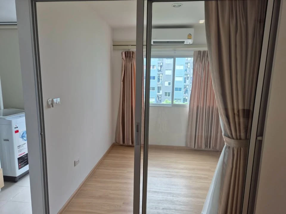 Condo for rent SENA KITH Chalongkrung Latkrabang, room size 38 sq m., beautiful built-in furniture, complete furniture, corner room, move in now.