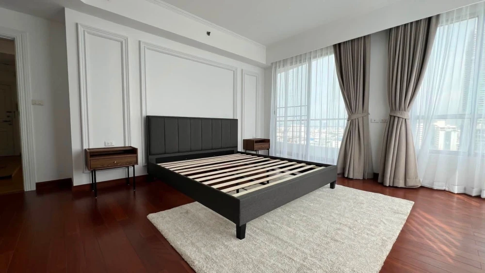 Condo for rent at Supalai River Place, Pomorama view (towards Asiatique). Spacious room, uniquely themed decoration. Move in immediately!