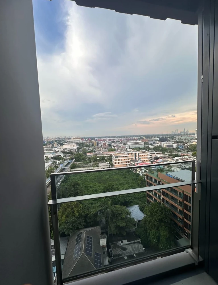 ปล่อยเช่าคอนโด The Room Sukhumvit 38 ห้องพร้อมอยู่ ชั้น 15 ชั้นสวนกลางติดสวน วิวสวนและแม่น้ำเจ้าพระยา เงียบสงบ จองเลย