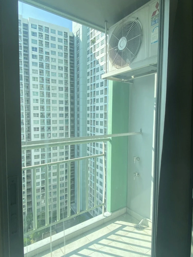 Condo for rent at Lumpini Ville Chaengwattana-Pakkret. The unit has separate partitions, creating well-defined zones. Book now, don't miss out!