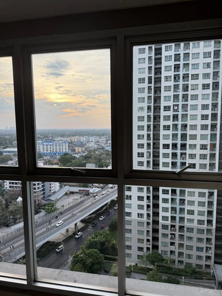 Condo for rent at Lumpini Ville Chaengwattana-Pakkret. The unit has separate partitions, creating well-defined zones. Book now, don't miss out!