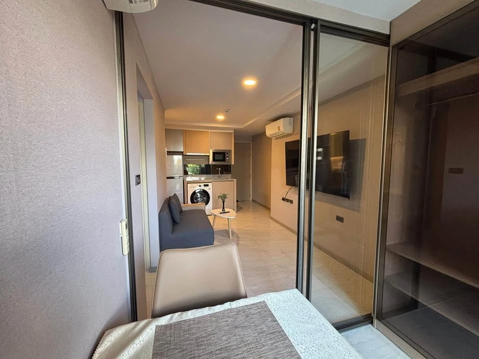 Condo for Rent: Walden Asoke Low-rise condo in the heart of Asoke, excellent location.