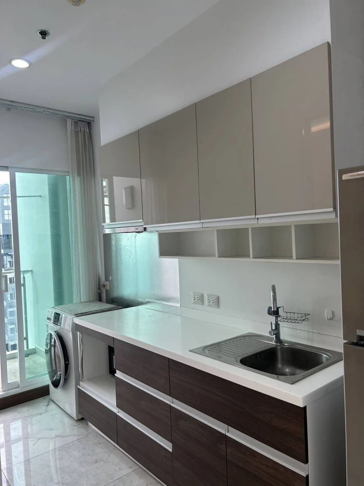 Condo for rent: Supalai Elite Surawong. Spacious room, plenty of living space, fully furnished, ready to move in. Reserve today!