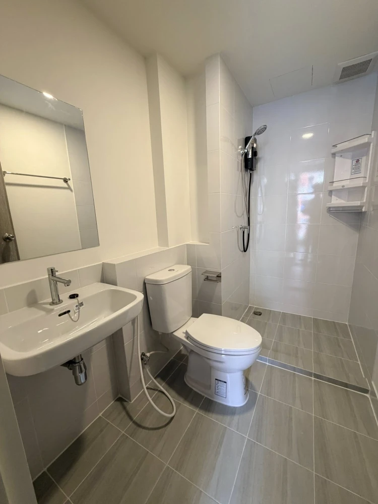 Condo for rent, Sena Kit Bangna Km. 29. The unit is partitioned into separate, well-defined zones. Great value! Don't miss out!