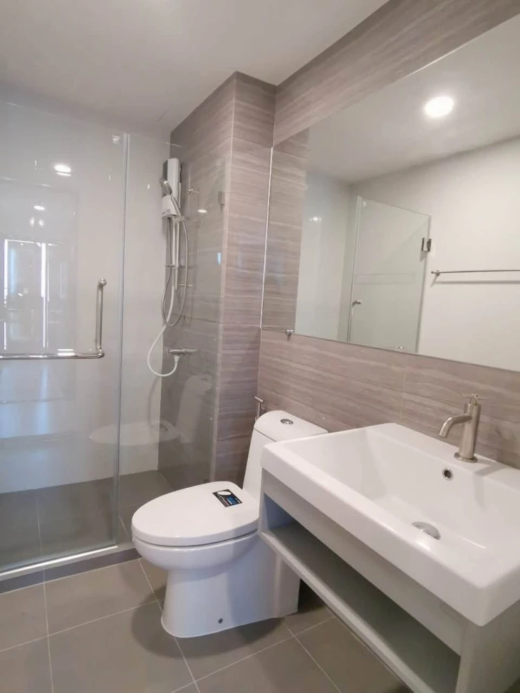 Condo for rent at Knightsbridge Phahonyothin Interchange. Beautiful unit, high floor, great view, cool and comfortable. Ready to move in! Convenient l