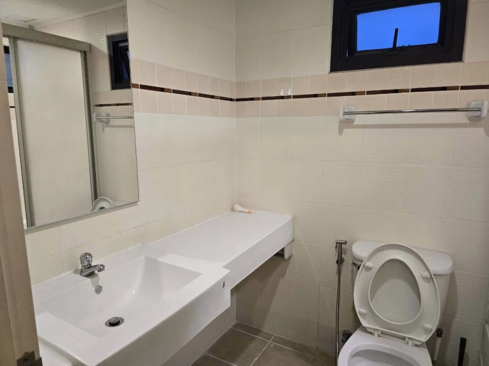 Condo for rent at Lumpini Place Ratchada Tha Phra. Corner unit with two balconies, beautiful and unblocked views. The bedroom view is stunning. Book n