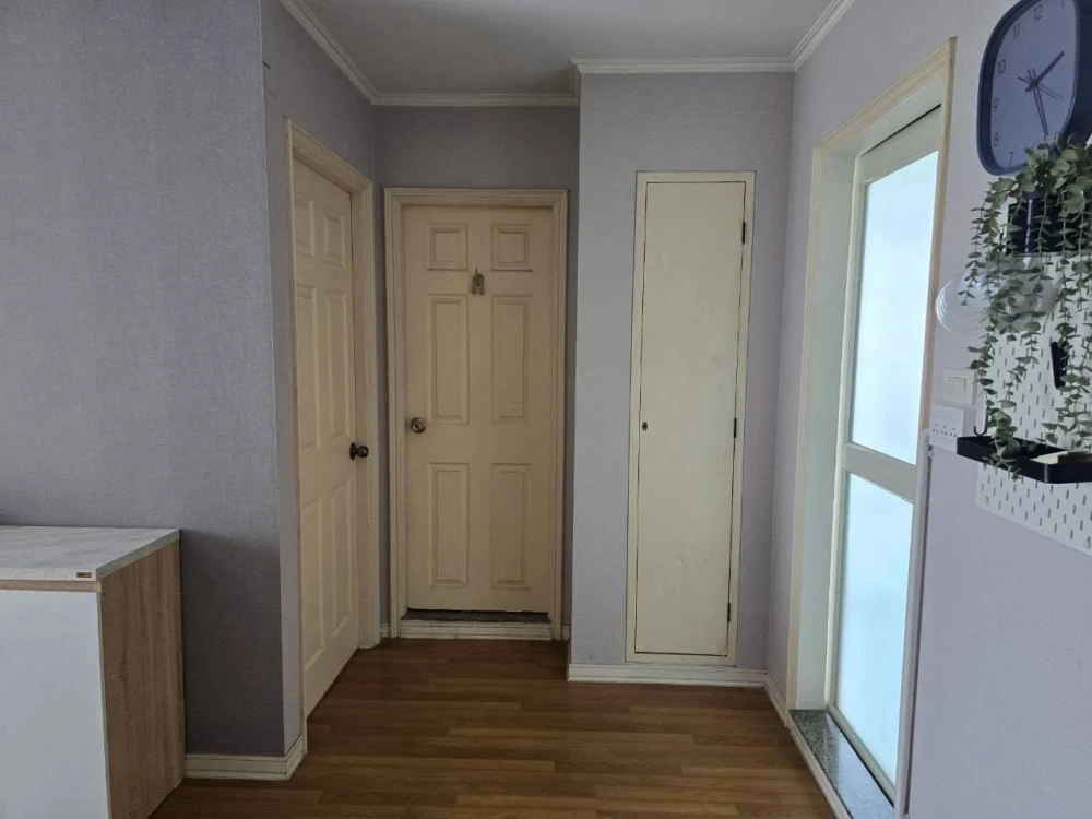 Condo for rent at Lumpini Place Ratchada Tha Phra. Corner unit with two balconies, beautiful and unblocked views. The bedroom view is stunning. Book n