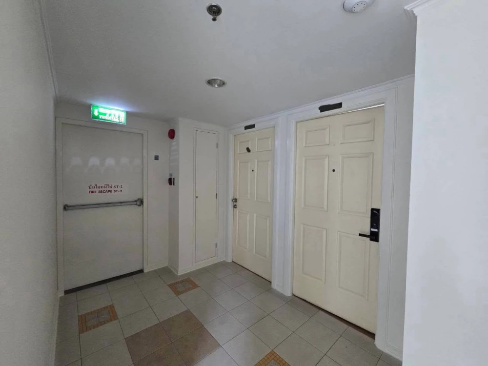 Condo for rent at Lumpini Place Ratchada Tha Phra. Corner unit with two balconies, beautiful and unblocked views. The bedroom view is stunning. Book n