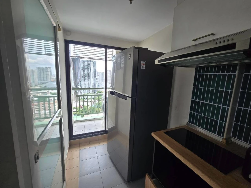 Condo for rent at Lumpini Place Ratchada Tha Phra. Corner unit with two balconies, beautiful and unblocked views. The bedroom view is stunning. Book n