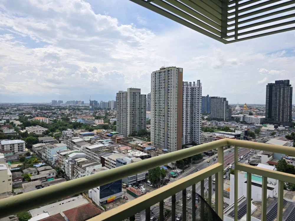 Condo for rent at Lumpini Place Ratchada Tha Phra. Corner unit with two balconies, beautiful and unblocked views. The bedroom view is stunning. Book n