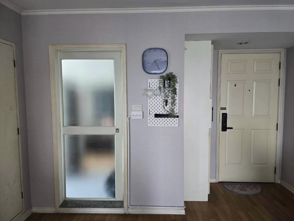 Condo for rent at Lumpini Place Ratchada Tha Phra. Corner unit with two balconies, beautiful and unblocked views. The bedroom view is stunning. Book n
