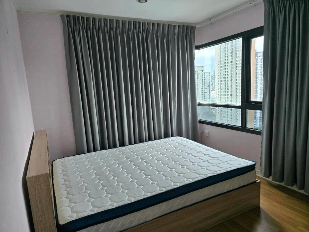 Condo for rent at Lumpini Place Ratchada Tha Phra. Corner unit with two balconies, beautiful and unblocked views. The bedroom view is stunning. Book n