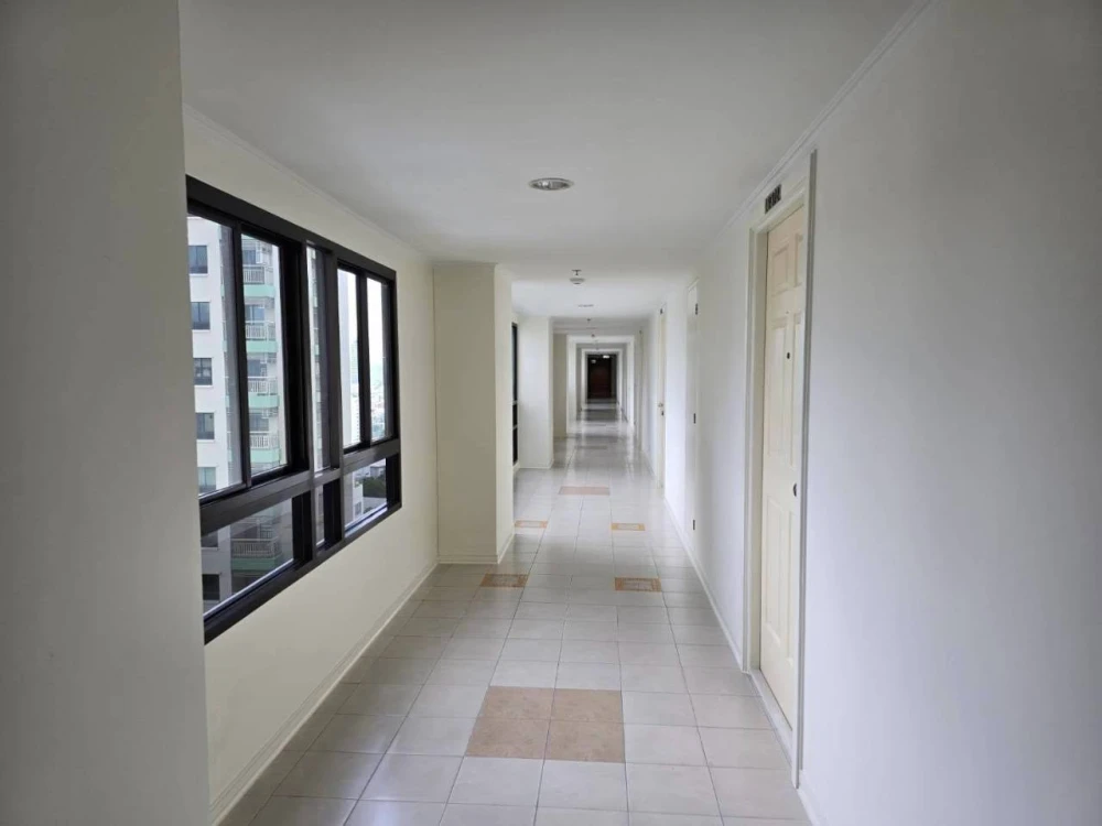 Condo for rent at Lumpini Place Ratchada Tha Phra. Corner unit with two balconies, beautiful and unblocked views. The bedroom view is stunning. Book n