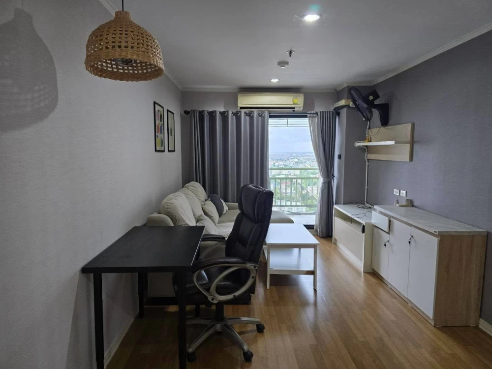 Condo for rent at Lumpini Place Ratchada Tha Phra. Corner unit with two balconies, beautiful and unblocked views. The bedroom view is stunning. Book n