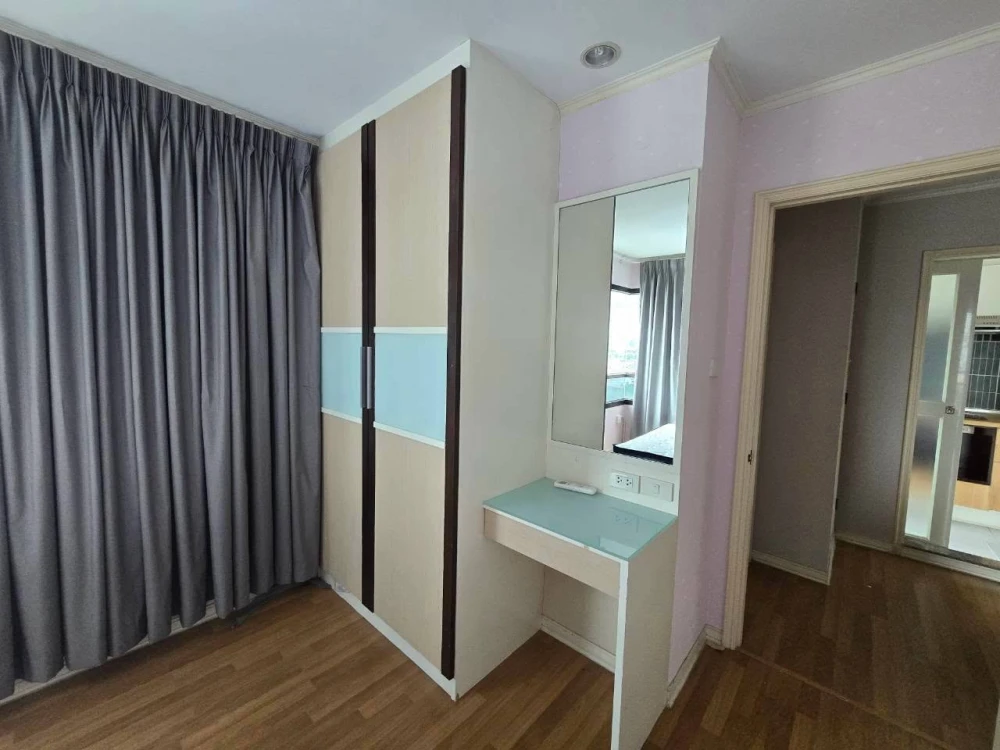 Condo for rent at Lumpini Place Ratchada Tha Phra. Corner unit with two balconies, beautiful and unblocked views. The bedroom view is stunning. Book n
