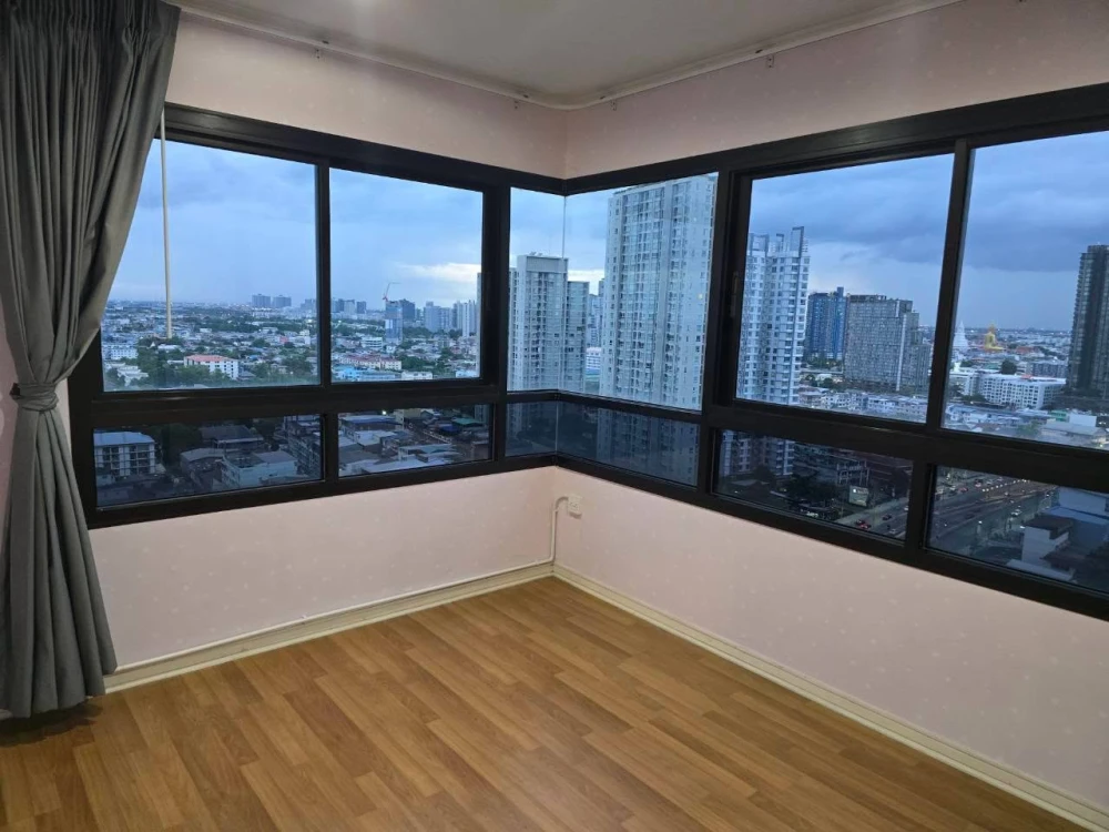 Condo for rent at Lumpini Place Ratchada Tha Phra. Corner unit with two balconies, beautiful and unblocked views. The bedroom view is stunning. Book n