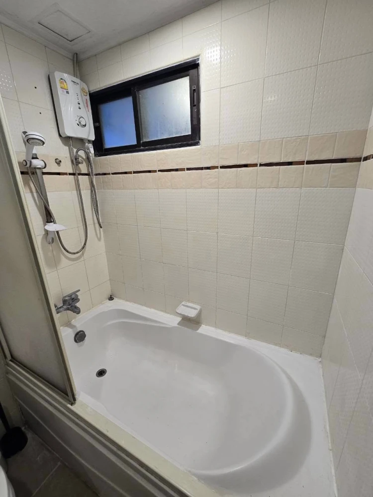 Condo for rent at Lumpini Place Ratchada Tha Phra. Corner unit with two balconies, beautiful and unblocked views. The bedroom view is stunning. Book n