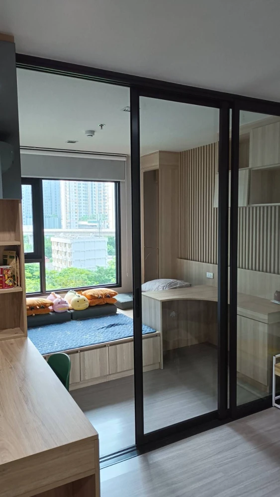 Urgent rental! Life Sathorn-Sierra unit, ready to move in, fully furnished, great price. Book now before you miss this opportunity!