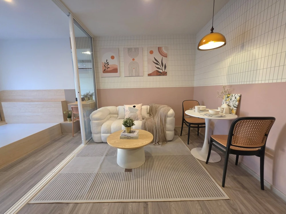Urgent rental! Regent Home Bangna, a lovely, fully furnished apartment on the 28th floor with river view. Separate rooms for privacy. Move in soon!