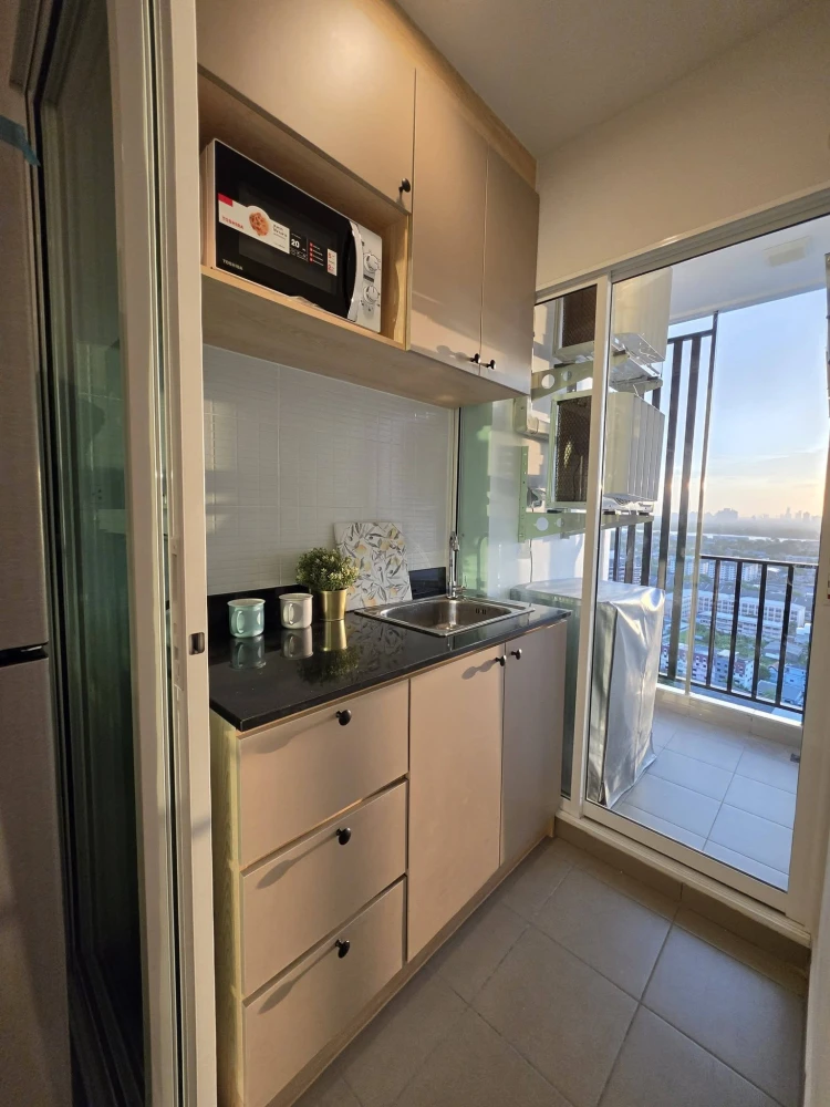 Urgent rental! Regent Home Bangna, a lovely, fully furnished apartment on the 28th floor with river view. Separate rooms for privacy. Move in soon!