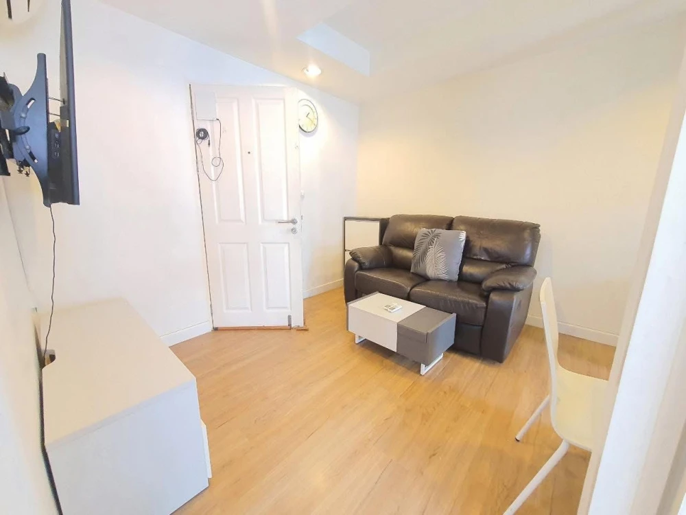 Urgently for rent: The Kris Ratchada 17, ready to move in, spacious living space, great value, you'll regret it if you miss it.